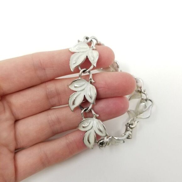 Vintage Coro White Enamel and Silver Tone Leaf Shaped Bracelet, Retro Estate - Picture 1 of 6